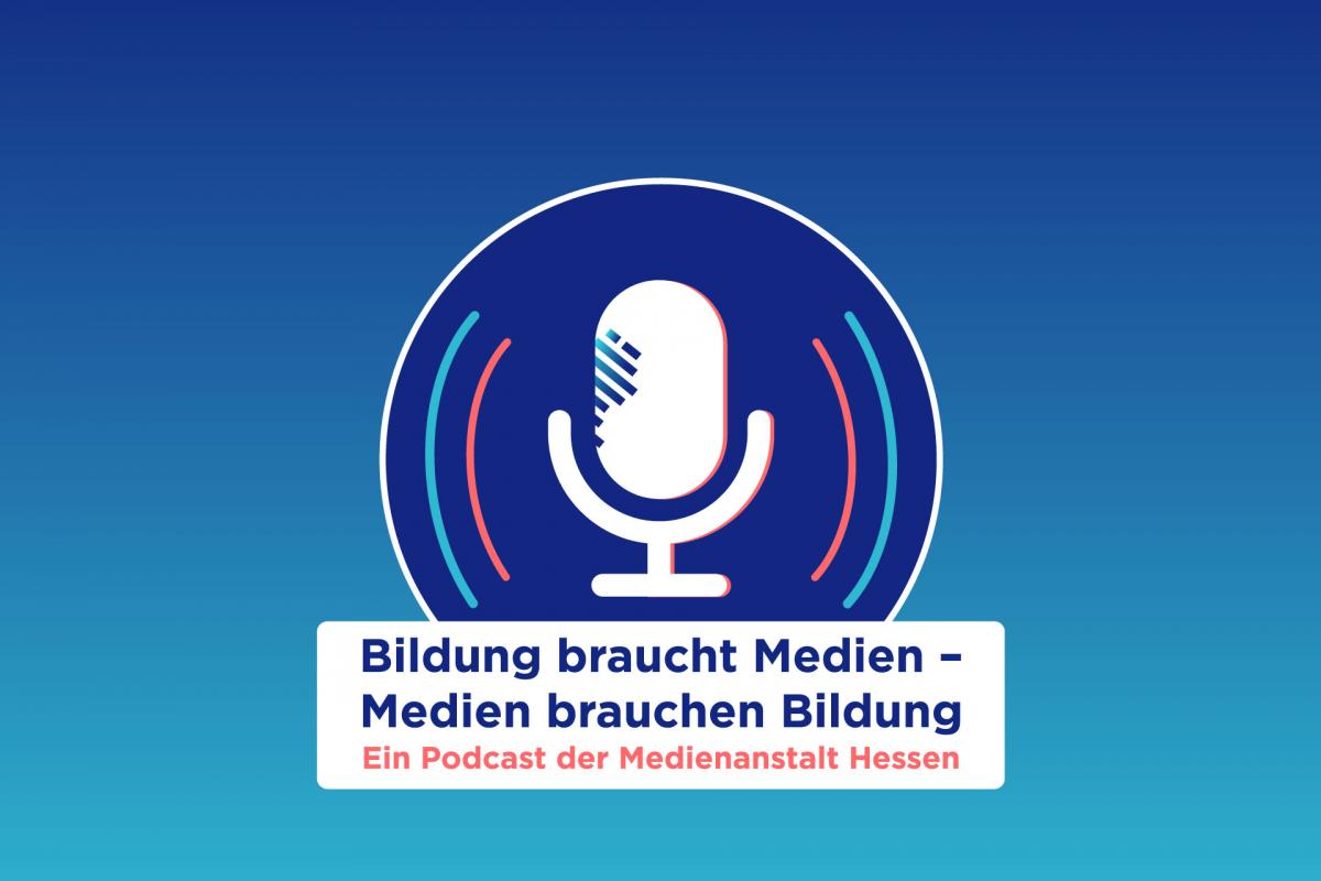 Ein weißes Mikrofonsymbol mit bunten Schallwellen ist auf einem blauen Hintergrund mit Farbverlauf zentriert. Darunter steht ein deutscher Text: \